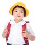 小学生の登校スタイル（制服とランドセル）