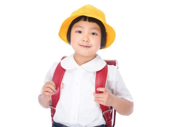 小学生の登校スタイル（制服とランドセル）