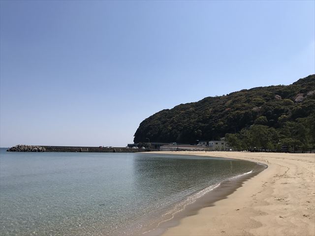 大浜海水浴場と三熊山