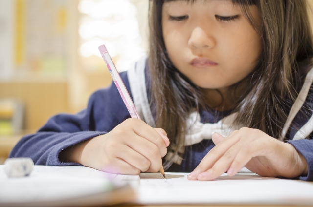 塾で勉強する子供の様子