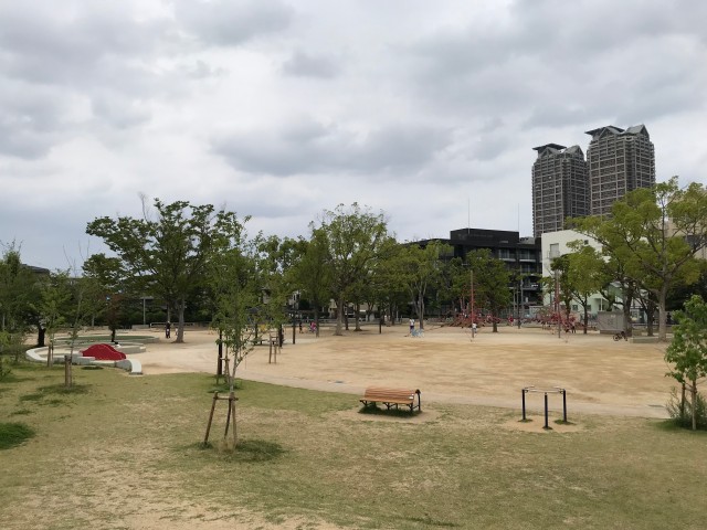 「三国ヶ丘公園」の遊具と広場