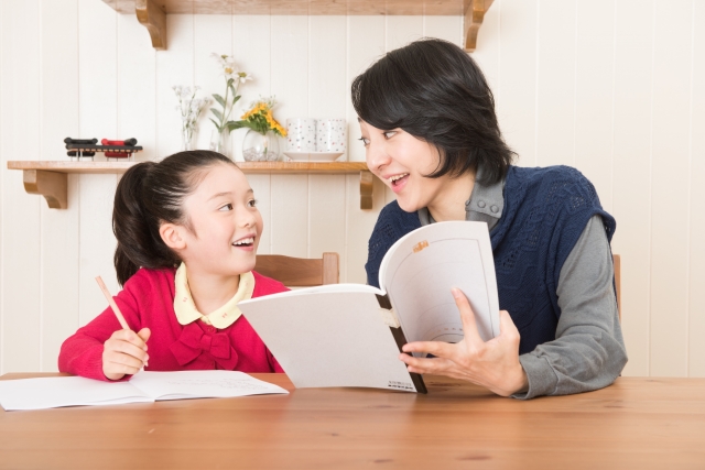 親子で宿題に取り組む様子