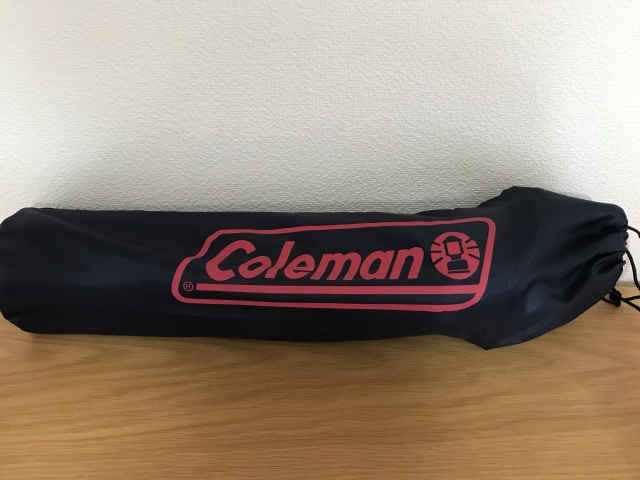 Coleman（コールマン）コンパクトクッションチェアを収納袋に入れた様子