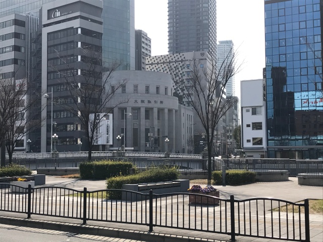 「こども本の森 中之島」から見た「北浜駅」