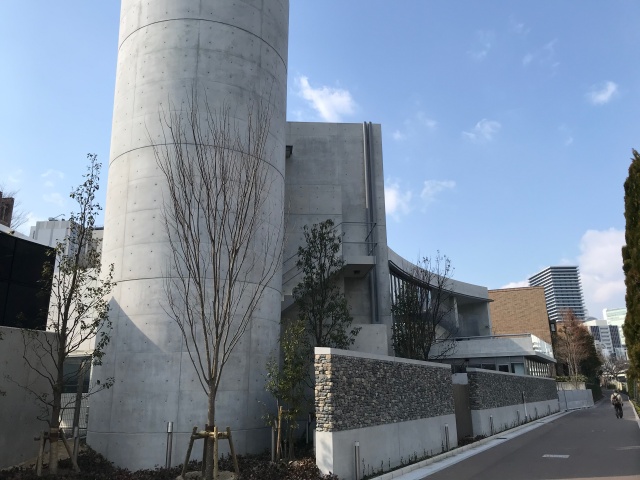 こども本の森 中之島」横から撮影