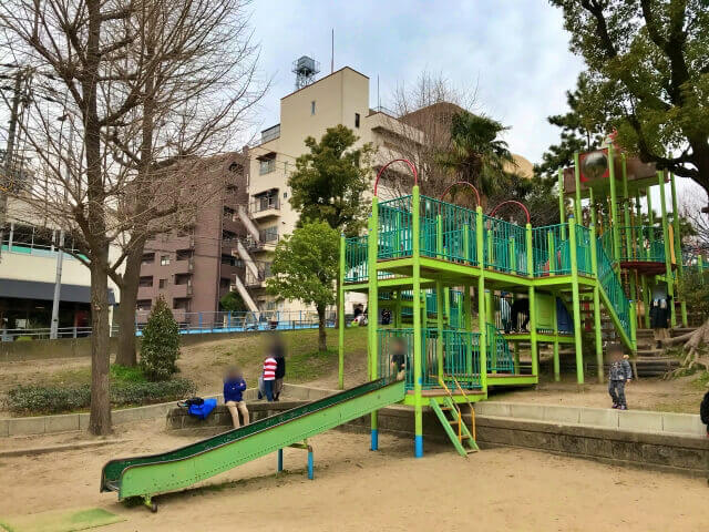 東高津公園の複合遊具とローラー滑り台