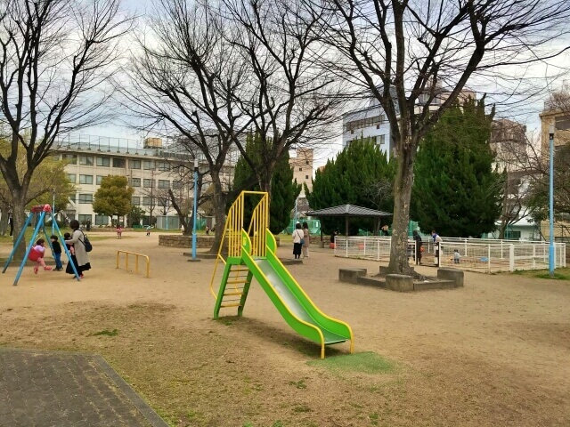 東高津公園北側のミニ滑り台、砂場、ブランコ