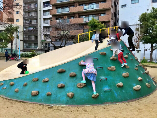 東高津公園お石の滑り台