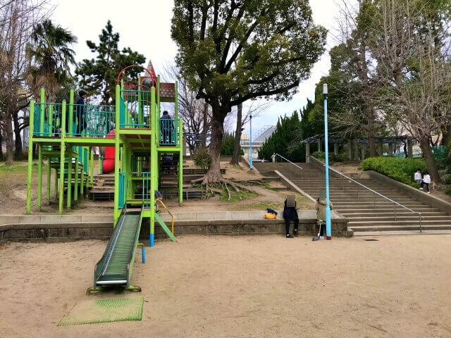 東高津公園の複合遊具と階段