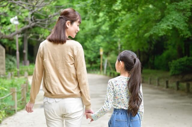 親子で手を繋いで歩いている