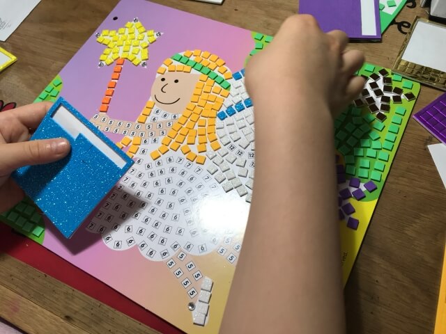 ボーネルンド「スティッキーモザイク・プリンセスのものがたり」を子供が作っている様子