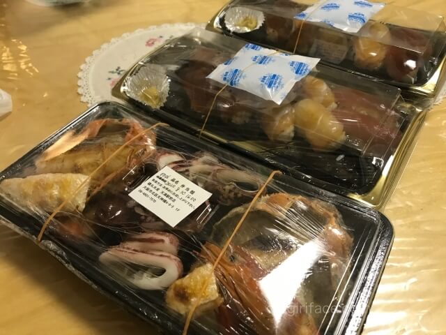 「磯丸水産」でテイクアウトした島寿司セット、磯丸焼きセット