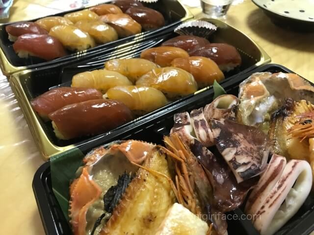 「磯丸水産」でテイクアウトした島寿司セット、磯丸焼きセット