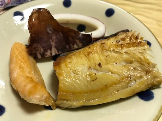 「磯丸水産」でテイクアウトした「磯丸焼きセット」縞ホッケ、鮭のはらす、イカ浜焼き