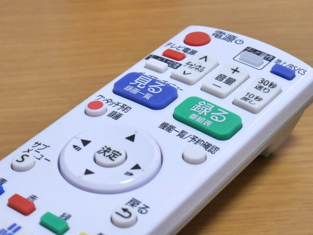 リモコン（テレビを見ているイメージ）