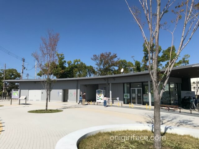 大枝公園のトイレと自動販売機