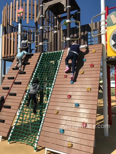 大枝公園の複合遊具「大枝のとりで」ボルダリング