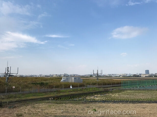 「西弓削公園」から見える八尾空港と自衛隊八尾駐屯地