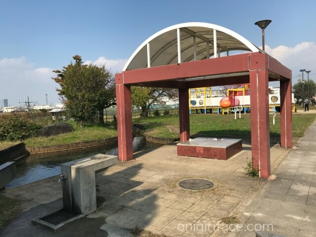 「西弓削公園」ベンチと手洗い場