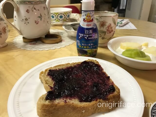 朝食のパンと日清アマニ油入りヨーグルト