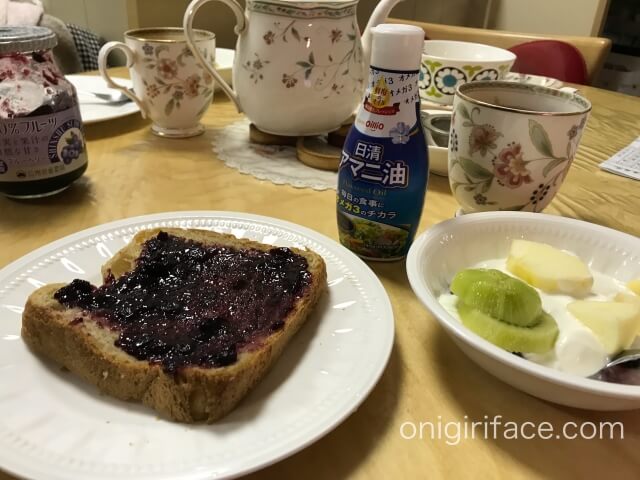 朝食のパンと日清アマニ油入りヨーグルト