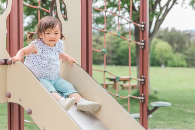 3歳児が滑り台で遊んでいる