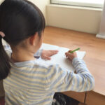 小学生の女の子が勉強をしている様子