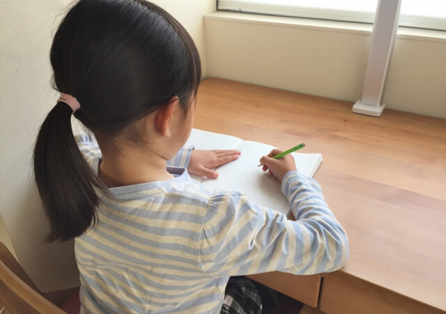 小学生の女の子が勉強をしている様子