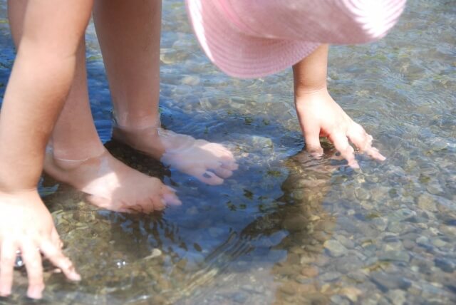 川遊びをする子供