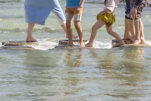 川遊びをする子供たち