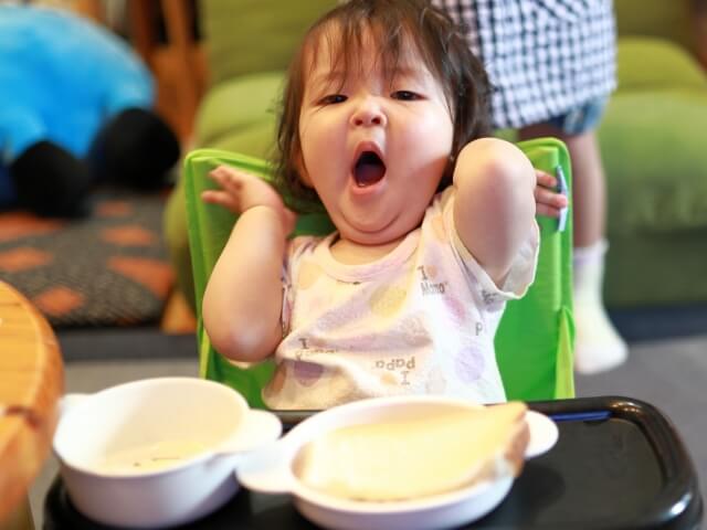 ご飯を食べる幼児