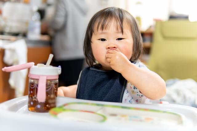 ご飯を食べる幼児