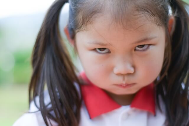 幼児が怒り、癇癪を起こしている