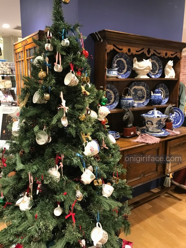 英国フェア2021（阪急うめだ本店）ティーカップのクリスマスツリー