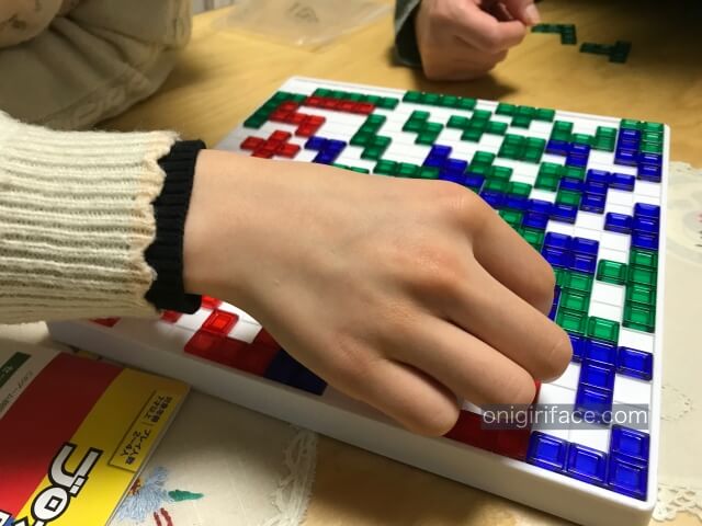 ブロックス（blokus）を子供・家族と遊んでいる様子