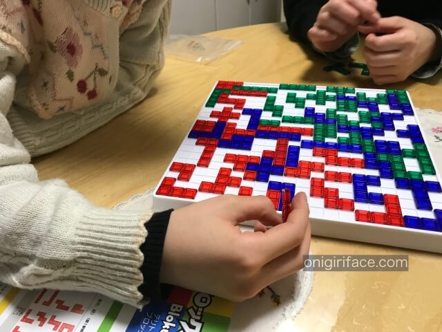 ブロックス（blokus）を子供・家族と遊んでいる様子