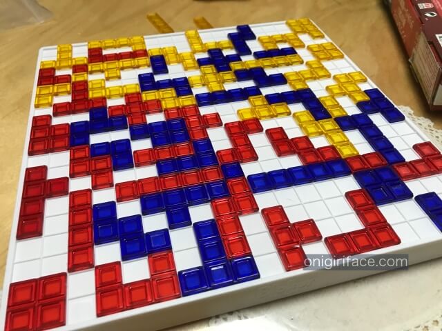 ブロックス（blokus）を子供・家族と遊んでいる様子