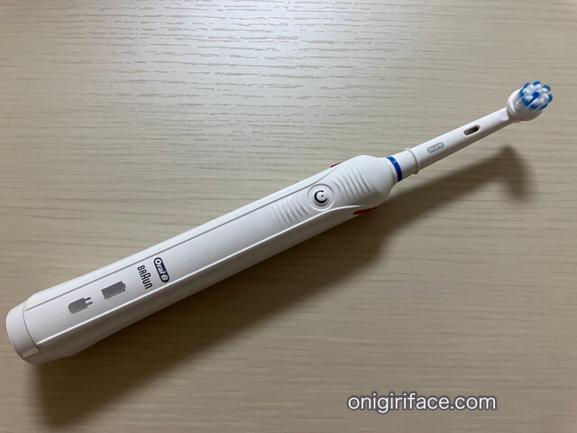 ブラウン電動歯ブラシ「Oral-B PRO2 2000」替えブラシを取り付けた様子