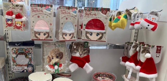 セリアクリスマス「人形やぬいぐるみ用のサンタ帽」