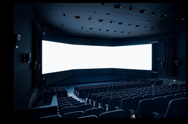 映画館「3面ライブスクリーン」