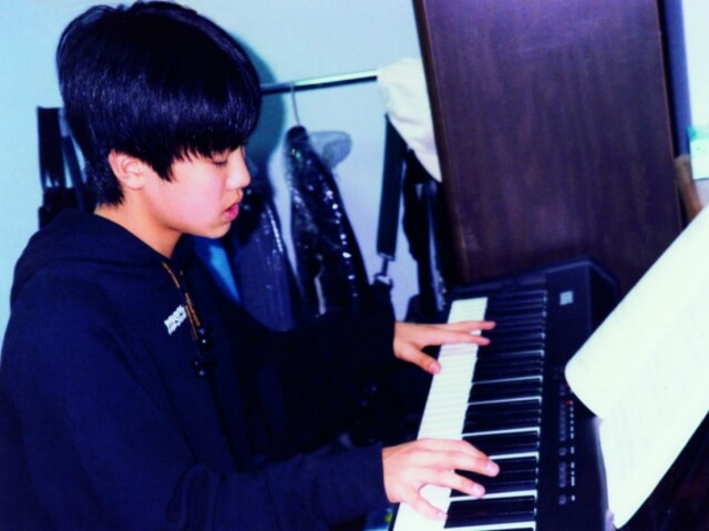 おかあさんといっしょ歌のおにいさん「ゆういちろうお兄さん」ピアノを弾く若き日の花田ゆういちろう